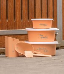 Utstyr for stallen. Avbildet foringsbøtter til hest